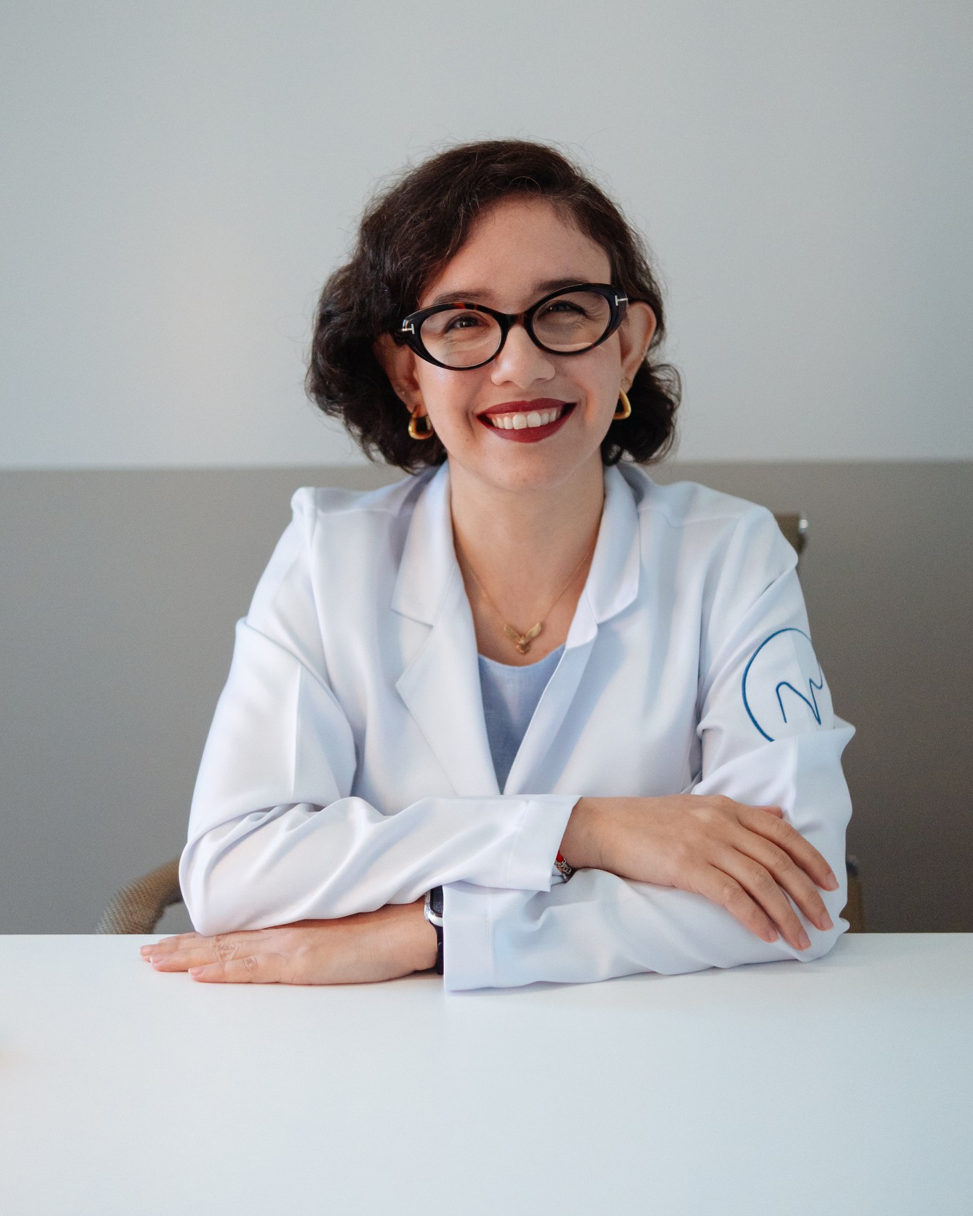 Dra. Luíza Corazza, neurologista — retrato em jaleco branco